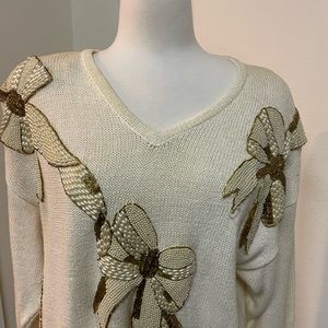 Vintage nice sweater with flower and padded